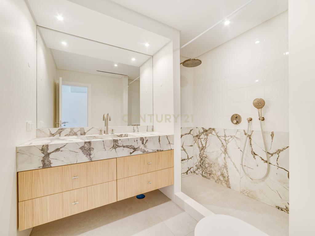 Luxuoso apartamento T4 em Lisboa com Vista e Acabamentos de Alta Qualidade - Image 31
